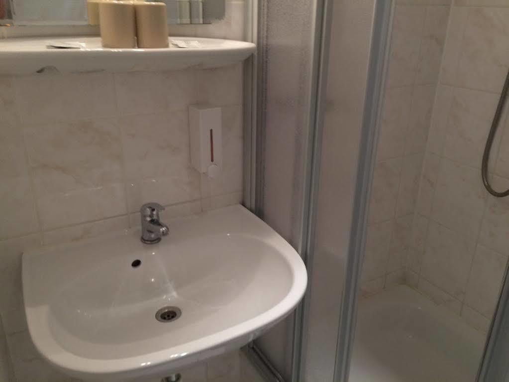 Hotel Pension Xantener Eck Берлин Екстериор снимка